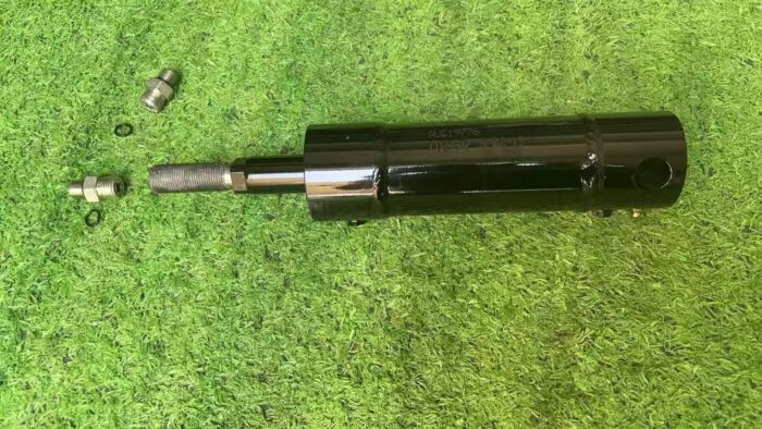 John Deere Lift Arm Hydraulic Cylinder AUC19776 - Image 3