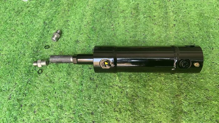 John Deere Lift Arm Hydraulic Cylinder AUC19776 - Image 2