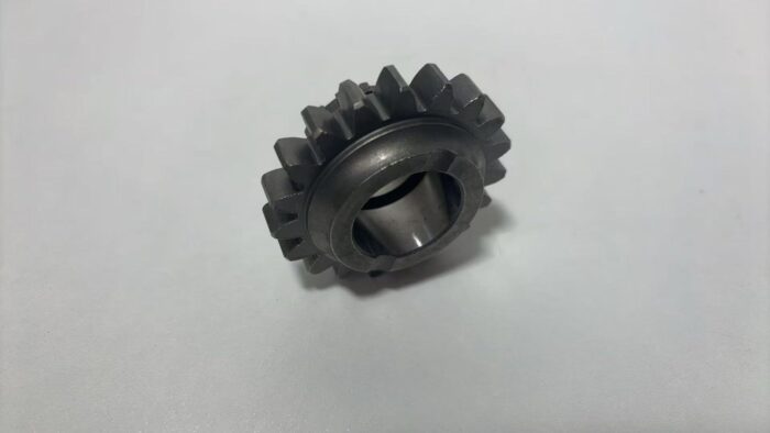 John Deere Transaxle Input Shaft Gear M806722 - Image 2